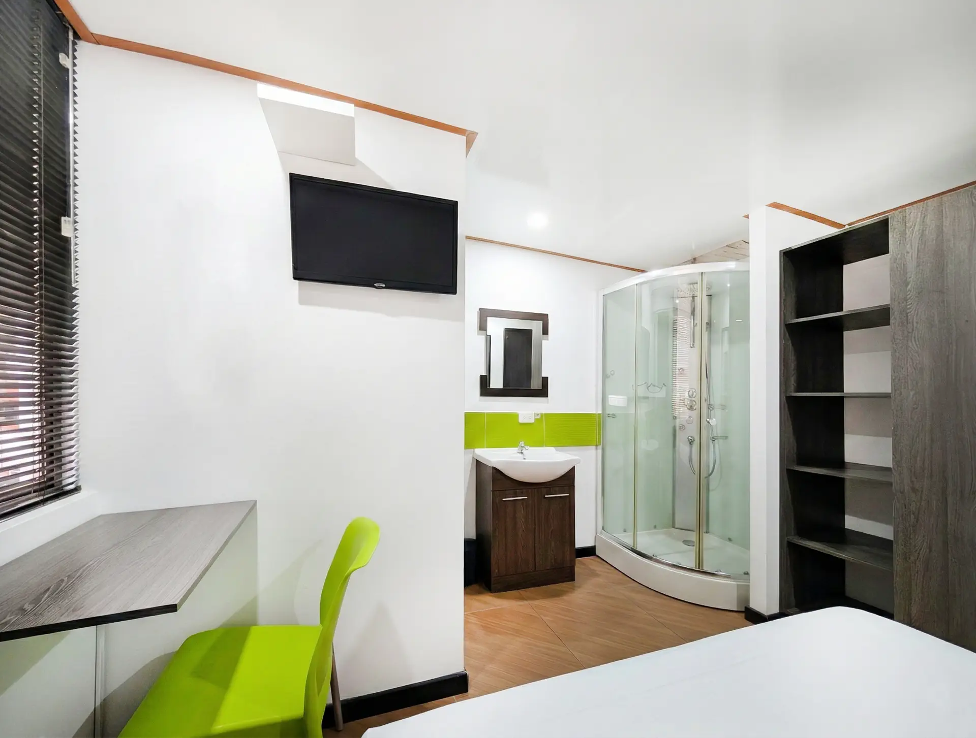 Habitación amoblada con TV y escritorio